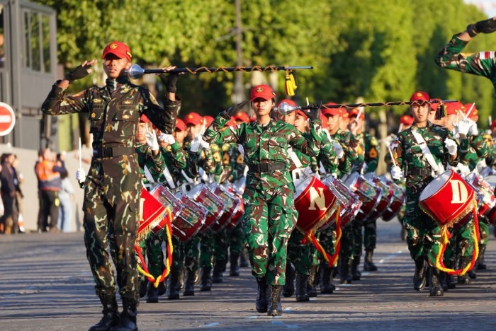 Kontingen Indonesia Satgas Patriot II Dapat Kehormatan di Paris 
