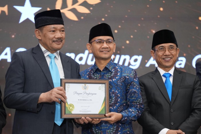 Ustadz Oni Sahroni Dianugerahi BAZNAS Award 2025 Kategori Ulama Pendukung Zakat