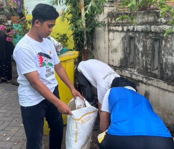 Hadir Bersama Rakyat, Muda Bergerak Sulsel Ikut Gotong Royong di Pampang Makassar