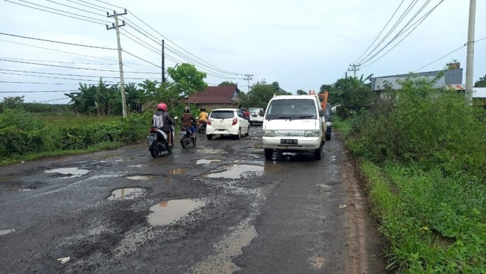 Perlu Perhatian Pemerintah, Jalan di Poros Pattallassang Gowa Semakin Rusak
