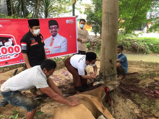 Teladani Nabi Ibrahim AS, PKS Makassar Berbagi Daging Kurban 