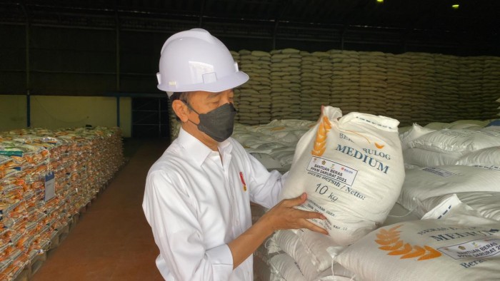 Tinjau Gudang Bulog, Presiden Jokowi: Stok Cukup untuk Kebutuhan Nasional dan Bansos PPKM