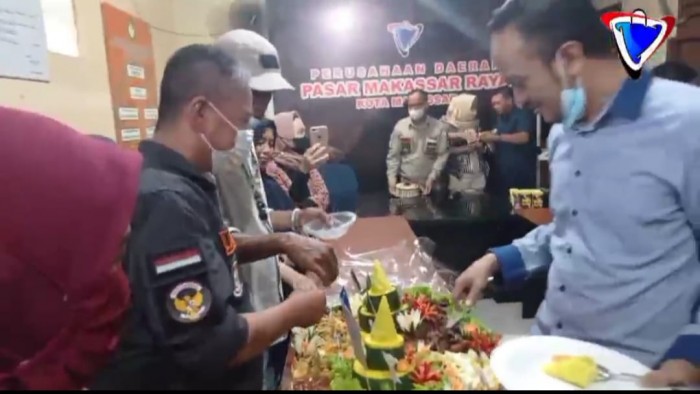 Hari Jadi ke 22 Perumda Pasar Makassar Gelar Potong Tumpeng dan Makan Bersama Seluruh Pegawai