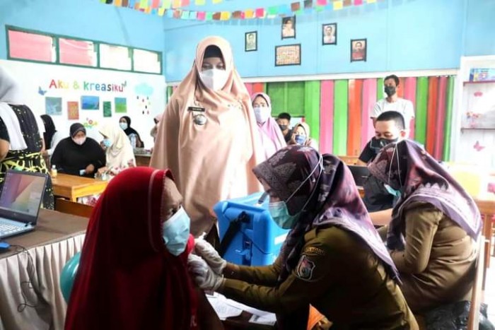 Camat Tallo Keliling Pantau Jalannya  Vaksinasi 100 RT Satu Hari 100 Persen