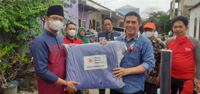 PMI Makassar Distribusikan Bantuan kepada Korban Kebakaran di Sunu 