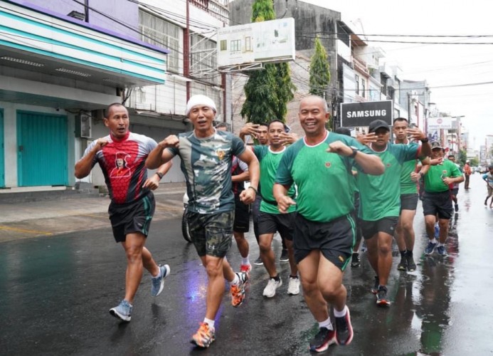 Awali Tugas Hari Perdana Pangdam XIV/Hasanuddin Lari Pagi Bersama PJU Kodam Keliling kota Makassar