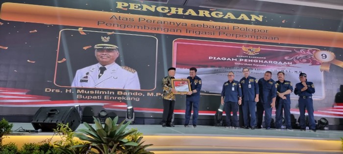 Muslimin Bando Serahkan Piagam Penghargaan untuk Syahrul Yasin Limpo 