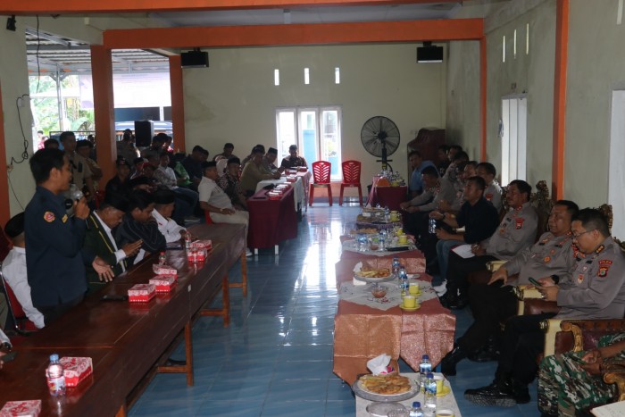 Jumat Curhat, Kapolda Sulsel Sambangi Warga Desa Lekopancing Maros, Sekaligus Bagi Sembako