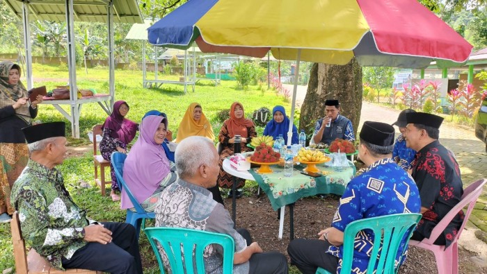 Kunjungi Pesantren Muhammadiyah Hizbul Wathan. Kadis Perikanan Kabupaten Gowa Berikan Bibit Ikan Nila 