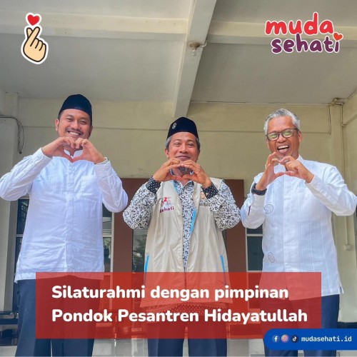 Andi Seto Kenakan Rompi SEHATI ke Ketua Hidayatullah, Simbol Kolaborasi Keumatan di Makassar