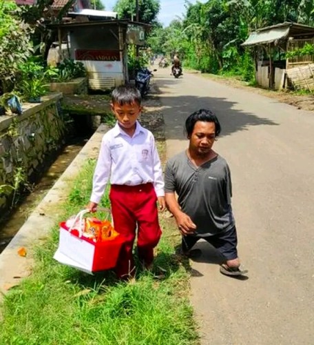 Adit Rela Jualan Demi Hidupi Kedua Orang Tua difabel