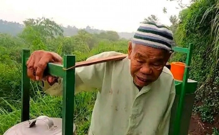 Tubuh Sudah Gemetar saat Pikul Dagangan, Kisah Penjual Cilok di Garut Ini Bikin Sedih