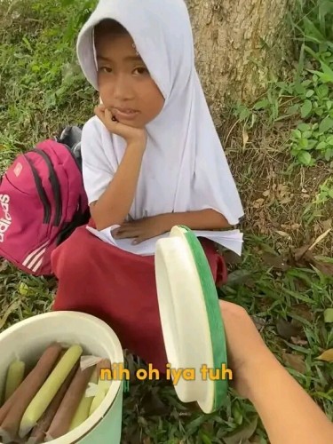 Bocah Yatim Jualan Es Demi Bisa Makan dan Sekolah