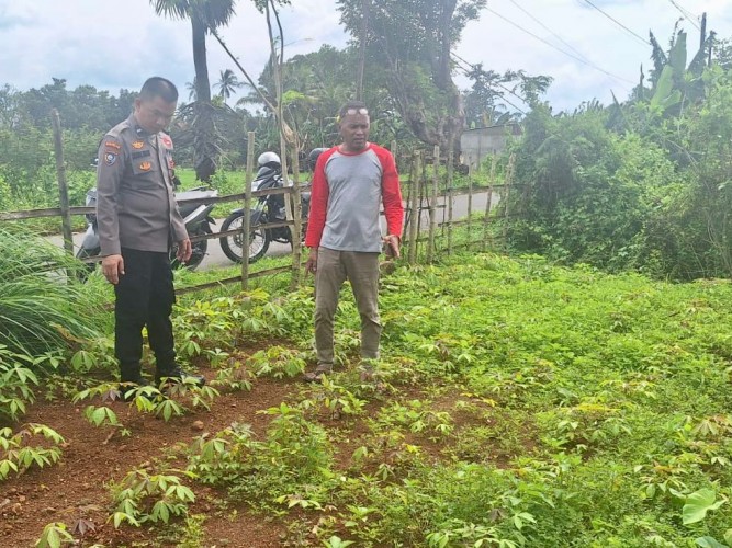 Bhabinkamtibmas Dampingi Warga Manfaatkan Pekarangan untuk Ketahanan Pangan Bergizi