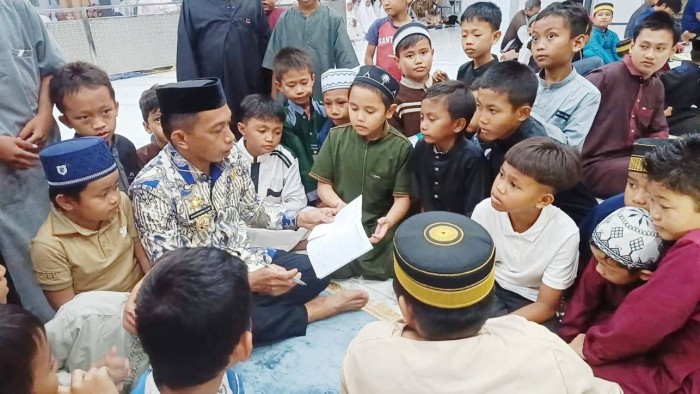 Bupati Sidrap Ngaji Bersama Anak-anak di Masjid Husnul Iman