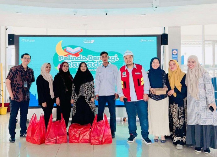 Pelindo Regional 4 Makassar Bagikan Takjil untuk Pemudik dan Pengunjung