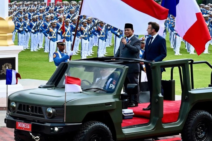 Presiden Dianugerahian  Grand Croix de la Légion d’Honneur dari Presiden Prancis