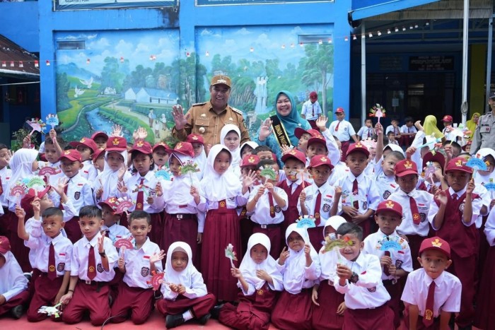 Chaidir Syam, Seragam Gratis dan Gerakan Mengantar ke Sekolah 
