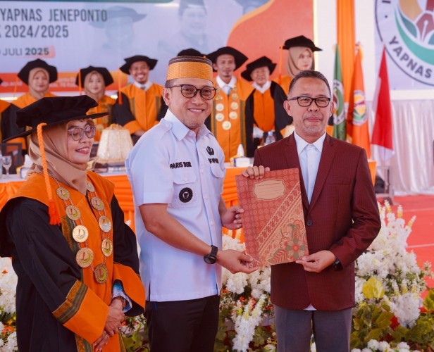Paris Yasir, Serahkan Penghargaan Kepada Bachtiar Adnan Kusuma, Mentor Menulis Buku di Wisuda STAI YAPNAS 