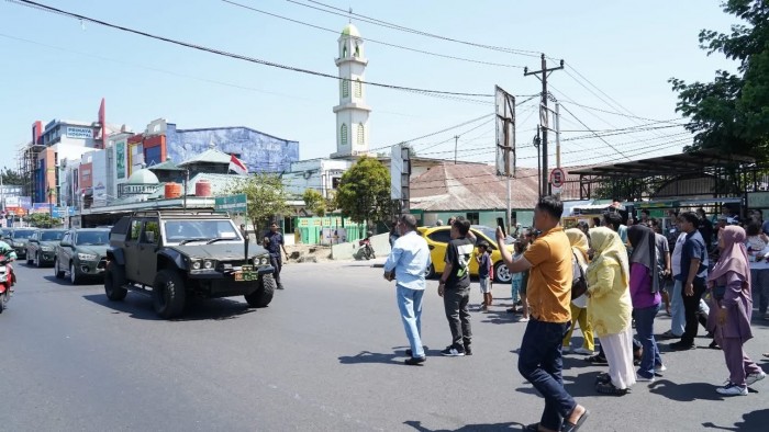 Masyarakat Makassar Hentikan Patroli TNI, Sampaikan Terima Kasih kepada Pangdivif 3 Kostrad
