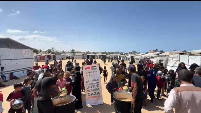 Warga Gaza di Mawasi Khan Yunis Dapatkan Sup Makaroni dari Indonesia